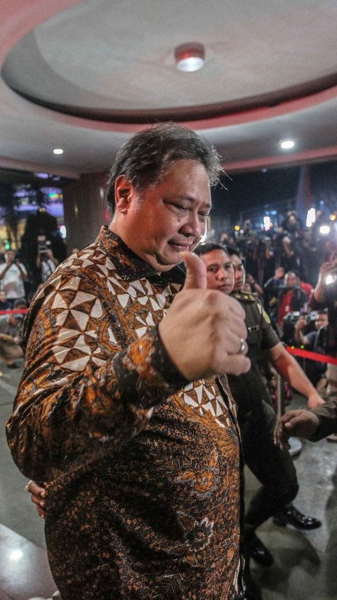 Menko Perekonomian Airlangga Hartarto juga tampak sempat memberikan jempol usai menjalani pemeriksaan di Gedung Bundar, Kejaksaan Agung, Jakarta, Senin (24/7/2023).<br />( Liputan6.com/Faizal Fanani )