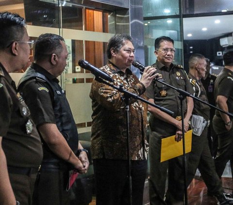 FOTO: Ekspresi Airlangga Hartarto Tertunduk dan Acungkan Jempol Setelah Hampir 13 Jam Diperiksa Kejagung Terkait Mafia Minyak Goreng