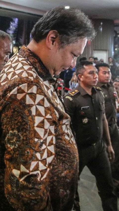 Sebelumnya Airlangga tiba sekitar pukul 08.20 WIB di Gedung Bundar Jaksa Agung Muda Pidana Khusus (Jampidsus) Kejagung dengan didampingi dua orang. Ketua Umum Partai Golkar itu terlihat mengenakan batik cokelat lengan panjang.<br />( Liputan6.com/Faizal Fanani )