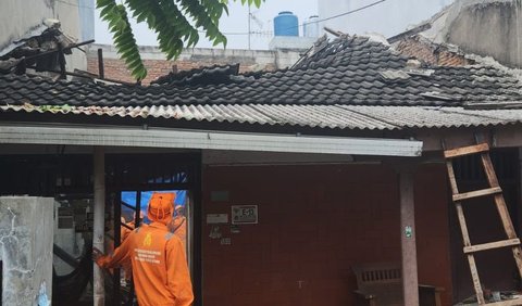 Setelah dana terkumpul, kata Boy, barulah tim 'Creator Bersatu' memulai melakukan renovasi terhadap rumah reyot Putri. Untuk proses awal perataan bangunan yang dibantu petugas Penanganan Prasarana dan Sarana Umum (PPSU), Senin (25/7).