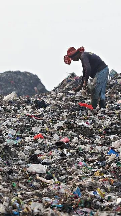 Sisi Lain Gunung Sampah Bantar Gebang, Ternyata di Atasnya Ada Warung Makanan Laris Manis Walau Dipenuhi Lalat