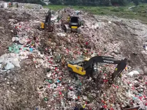 Sisi Lain Gunung Sampah Bantar Gebang, Ternyata di Atasnya Ada Warung Makanan Laris Manis Walau Dipenuhi Lalat