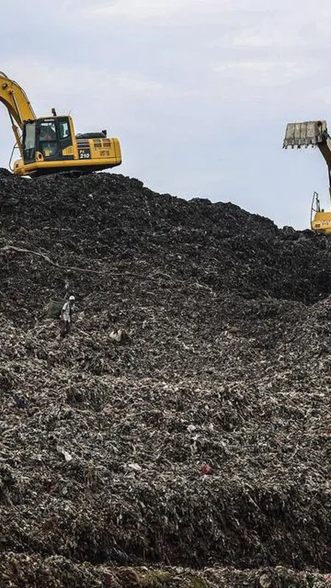 Namun, terdapat sisi lain dari TPA Bantar Gebang yang jarang diketahui oleh masyarakat umum? Percayakah kalian apabila ada warung di atas tumpukan sampah?