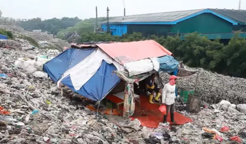 Dijelaskan, warung tersebut tidak selalu berada di satu titik. Warung ini akan selalu berpindah-pindah mengikuti aktivitas para pemulung. Tetapi, letaknya tidak jauh dari zona aktif pembuangan.