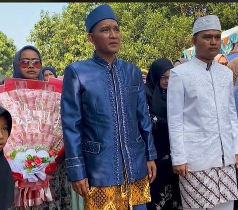 Ini momen pernikahan Ryan Dono yang digelar pada Minggu (23/7) lalu. Ryan Dono tampak didampingi keluarga pada hari bahagianya ini. Diketahui pernikahan ini digelar di rumah mempelai wanita.