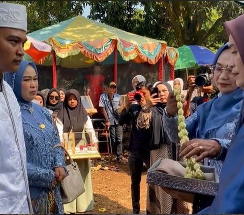 Tampak keluarga mempelai wanita menerima dengan baik. Ia tengah melakukan prosesi jelang ke pelaminan. Tampak ibu mertua akan memberikan ronce melati kepada Ryan Dono.