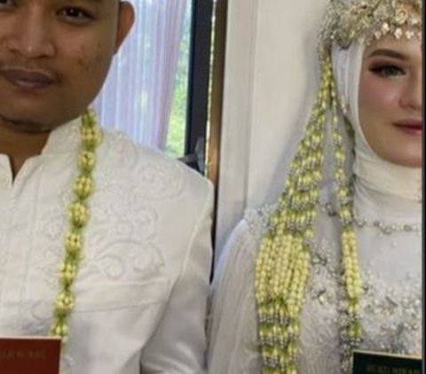 Ini potret Ryan Dono saat resmi mempersunting sang istri. Diketahui ia menikah dengan seorang wanita bernama Alya. Keduanya pun memamerkan buku nikah.