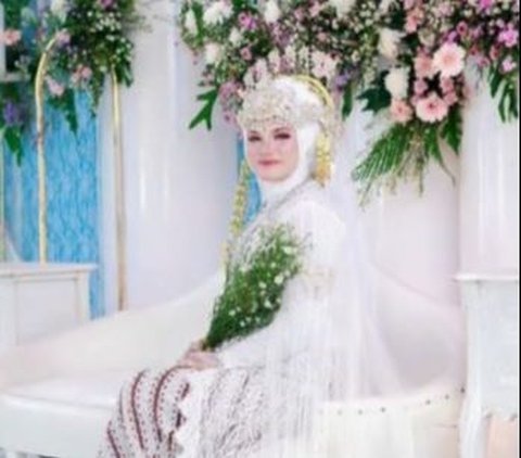 Ini penampakan pelaminan pernikahan Ryan Dono dan sang istri. Tampak dekorasi serba putih dan hiasan bunga mewarnai pernikahan keduanya. Sosok Alya tampak cantik duduk di pelaminan dengan busana pengantin warna putih.