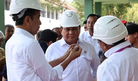 Salah satu rangkaian kegiatan Jokowi selama di Malang adalah berkunjung ke pabrik Pindad untuk mengecek alat utama sistem persenjataan (alutsista) yang diproduksi Pindad.
