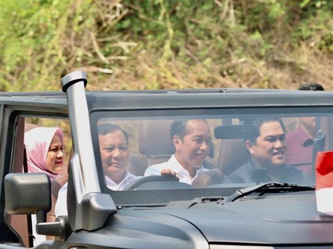 Momen Presiden Jokowi & Iriana Naik Rantis Maung Karya PT Pindad