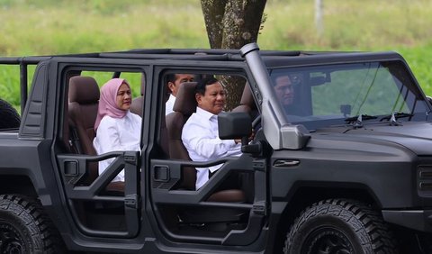 Terlihat Prabowo sendiri yang menyetir kendaraan tersebut didampingi Erick Thohir di bangku depan sebelah kiri. Jokowi bersama Iriana memilih duduk di baris bangku belakang.