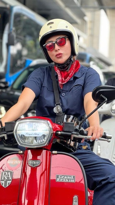 Selvy Kitty Naik Vespa