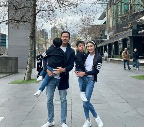 Realita Foto Keluarga Sandra Dewi di Australia, Netizen 'Rempong Aja Cakep'