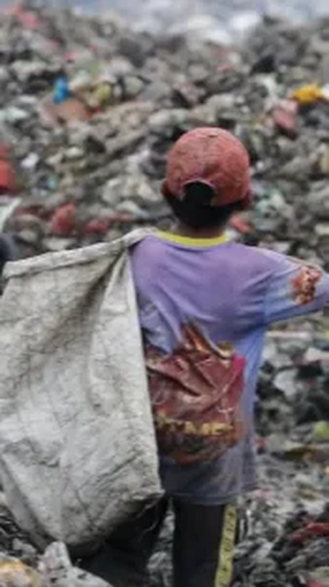 Potret Anak Yatim jadi Pemulung di Bantar Gebang, Sosoknya Rajin & Menggemaskan Punya Cita-cita jadi TNI