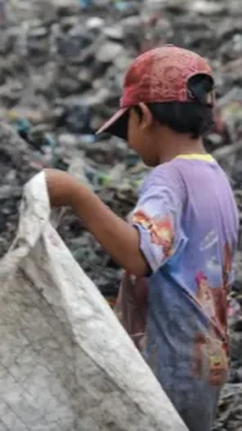 Sejak kecil, bocah bernama Aziz Gumilang ini sudah tidak asing dengan Tempat Pembuangan Akhir (TPA).