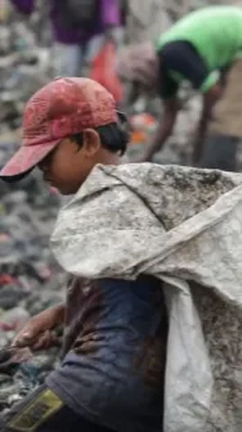 Siapa sangka, Aziz merupakan anak yatim. Dijelaskan, bocah kelas 3 Sekolah Dasar ini telah ditinggal oleh sang ayah sejak usia 2 tahun.