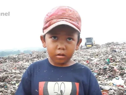 Meski sudah menjadi anak yatim, hal itu tak menyurutkan Aziz dalam bermimpi.