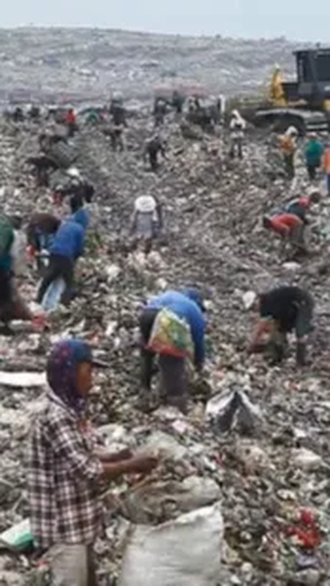 Sampah-sampah tersebut dikumpulkan dan nantinya akan dijual. Dijelaskan, 1 kilogram sampah plastik tersebut dihargai sekitar Rp400.