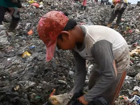 Potret Anak Yatim jadi Pemulung di Bantar Gebang, Sosoknya Rajin & Menggemaskan Punya Cita-cita jadi TNI