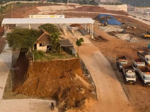 Penampakan Rumah Terakhir di Tengah Proyek Tol Cijago Sebelum Dibongkar