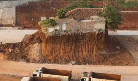 Tidak diketahui siapa pemilik rumah tersebut. Namun warga sekitar hanya mengetahui rumah itu sempat dihuni oleh salah satu anak pemilik yang bernama Hengky.