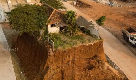 Indra mengatakan, selain rumah itu sebelumnya ada tiga rumah lainnya yang belum dibayar dan belum dibongkar. Tetapi beberapa waktu lalu tiga rumah tersebut sudah dibongkar.