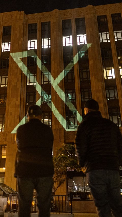 Penampakan itu sempat membuat heboh pejalan kaki yang melintasi depan gedung tersebut. Beberapa orang yang penasaran juga ada yang bertanya-tanya kemunculan logo itu.<br />( REUTERS/Carlos Barria )