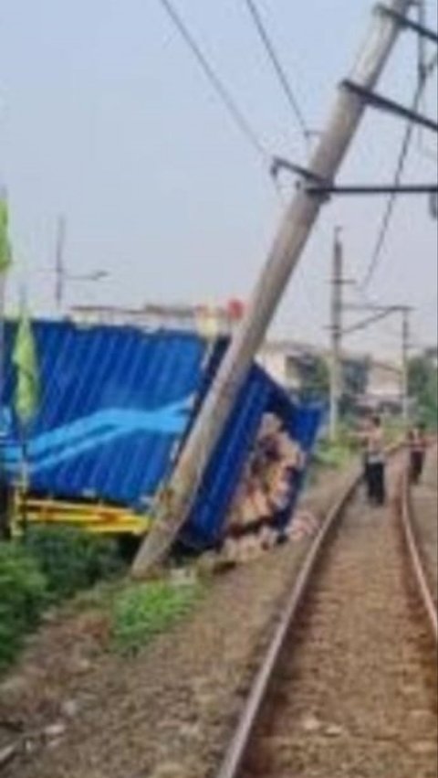 Ada Tiang Listrik Miring Ditabrak Truk, Perjalanan KRL Rangkasbitung-Tanah Abang Dialihkan