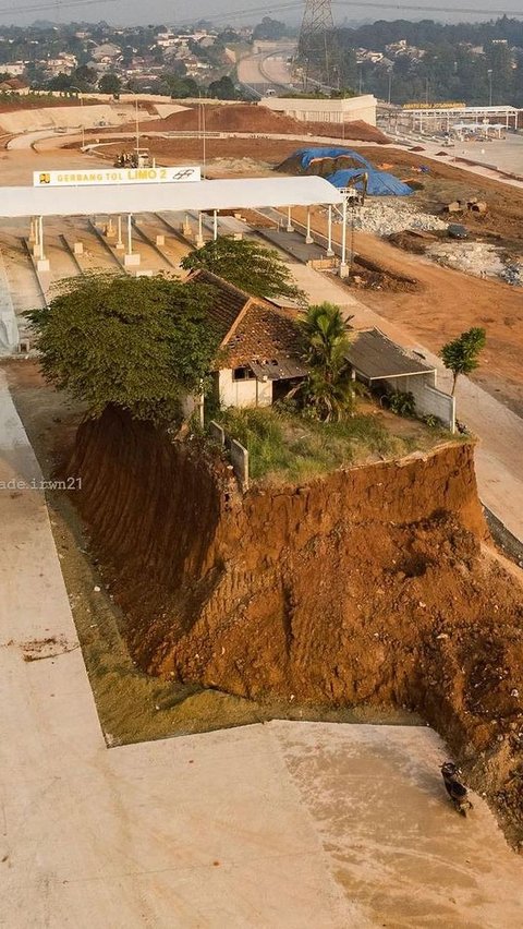 Diduga Masih Terkendala Pembebasan Lahan, Intip Potret Rumah Sebatang Kara di Tengah Proyek Tol Cijago