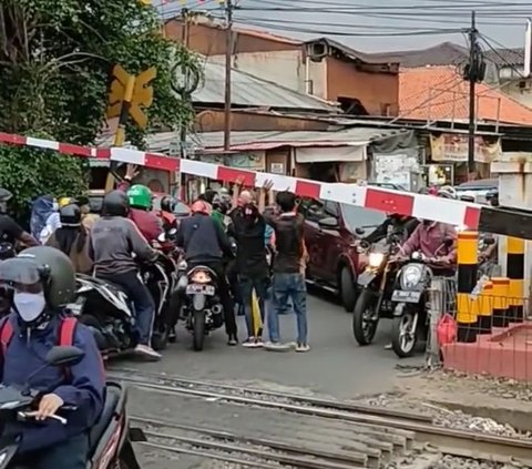 Bikin Deg-degan, Begini Aksi Petugas Bantu Mobil  Terjebak Akibat Terobos Palang KA