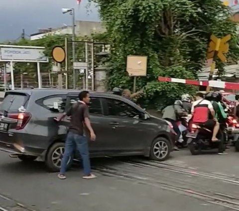 Bikin Deg-degan, Begini Aksi Petugas Bantu Mobil  Terjebak Akibat Terobos Palang KA