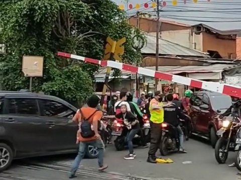 Bikin Deg-degan, Begini Aksi Petugas Bantu Mobil  Terjebak Akibat Terobos Palang KA