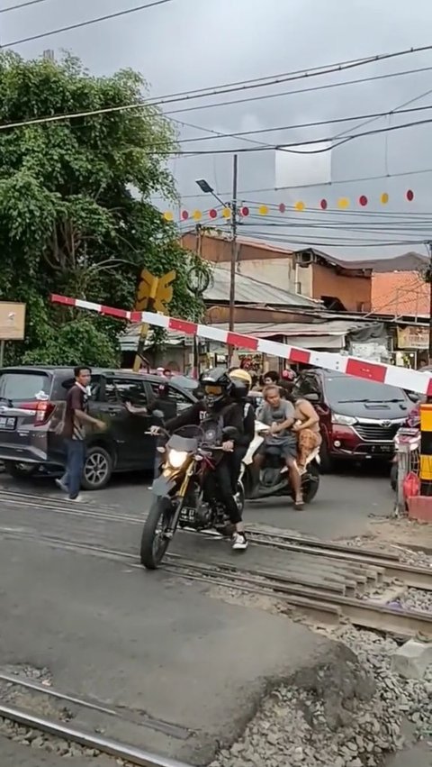 Bikin Deg-degan, Begini Aksi Petugas Bantu Mobil  Terjebak Akibat Terobos Palang KA