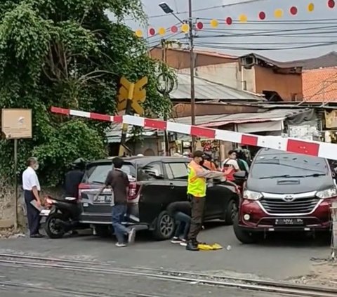 Bikin Deg-degan, Begini Aksi Petugas Bantu Mobil  Terjebak Akibat Terobos Palang KA