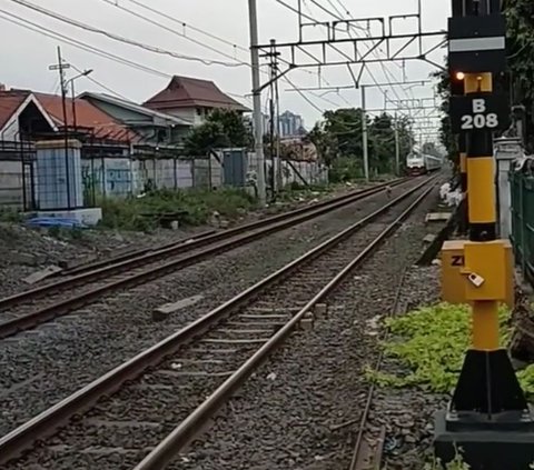 Bikin Deg-degan, Begini Aksi Petugas Bantu Mobil  Terjebak Akibat Terobos Palang KA