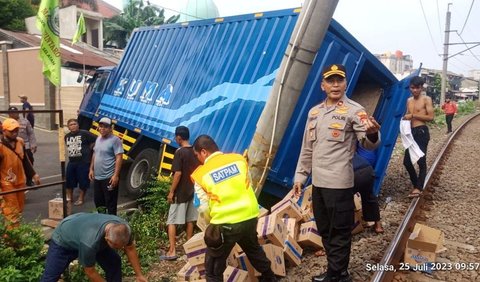 Sebuah truk terguling di Jalan Bintaro Permai IV, atau di depan SMA 86, Jakarta Selatan.