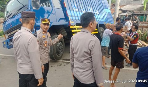 Akibatnya, aliran listrik pun menjadi padam dan perjalanan kereta terhenti.