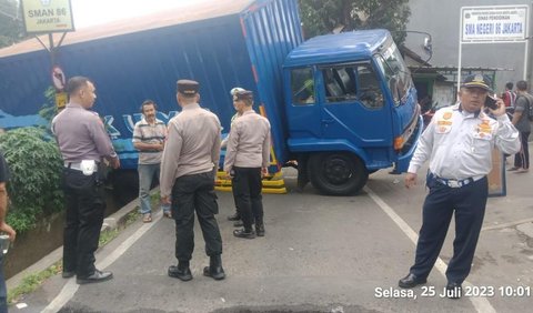 Sementara itu, berdasarkan keterangan saksi yang saat itu mengetahui dan melihat kejadian tersebut. Truk Fuso itu lebih dulu diganjal sebelum akhirnya menabrak tiang listrik.