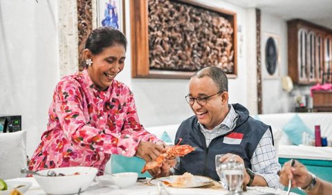 Anies nampak makan bersama dengan Susi. Mereka juga menyempatkan untuk mengobrol berdua sambil menikmati matahari tenggelam.