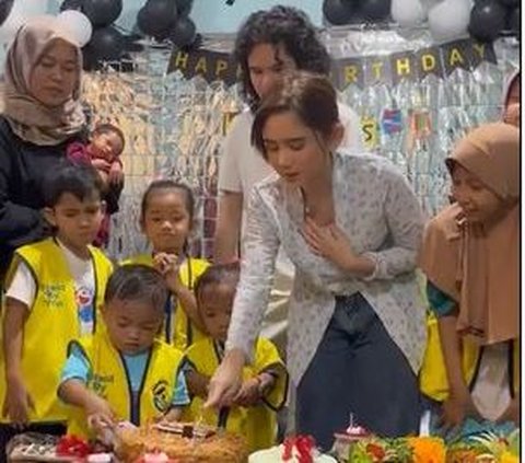 Pemain film KKN di Desa Penari ini merayakan dengan bahagia bareng anak-anak di Rumah Singgah Sahabat. Anak-anak tampak ikut menyanyikan dan meniup lilin kue ulang tahun.