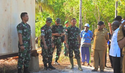 Rombongan meninjau langsung pembangunan sasaran fisik TMMD ke-117 berupa pembangunan 10 unit rumah dan PAUD serta rehabilitasi 5 unit rumah warga dan 1 rumah ibadah (gereja).