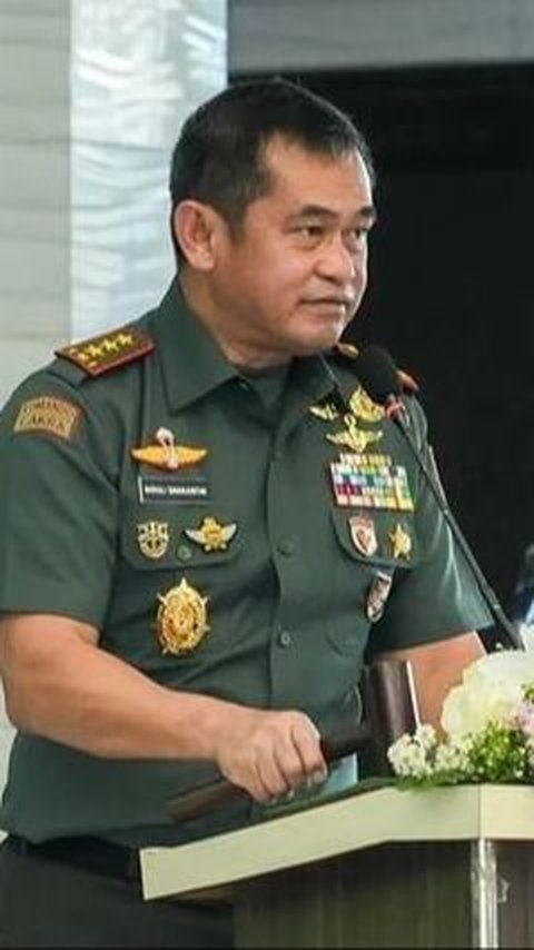 Panglima Kostrad (Pangkostrad) Letjen TNI Maruli Simanjuntak tampak turut mendampingi sang istri, Uli Simanjuntak.