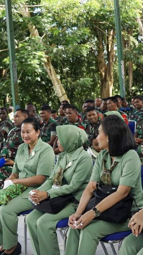 Menurutnya, prajurit yang berdinas di wilayah seperti di Tanah Papua ini harus mampu untuk menjaga keharmonisan keluarga. Apalagi istri yang mau mendampingi suaminya di daerah tugas dengan berbagai kekurangan, merupakan istri yang hebat.