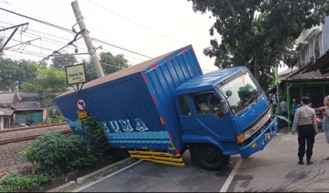 Perjalanan kereta dari Stasiun Tanah Abang menuju Rangkasbitung kembali normal, setelah tiang LAA ditabrak truk tersebut dibereskan petugas gabungan PT KAI, polisi dan Damkar.