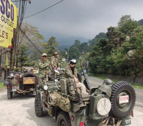 Jenderal Lulusan Terbaik Eks Wakapolri Santai Duduk di Jeep, Nikmati Malam Indah