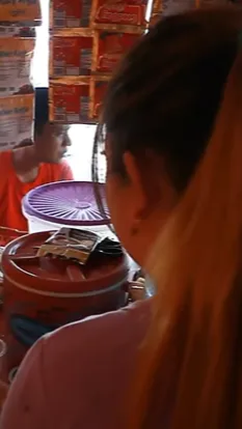 Mengenal Wanita Penjaga Warung Makanan di Atas Gunung Sampah Bantar Gebang, Berkulit Glowing di Tengah Serbuan Lalat