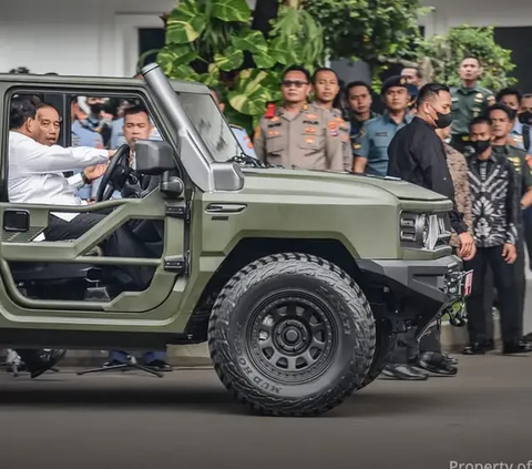 Presiden Joko Widodo (Jokowi), Menteri BUMN Erick Thohir, dan Menteri Pertahanan Prabowo Subianto satu mobil saat kunjungan kerja ke PT Pindad Kabupaten Malang, Senin (24/7).