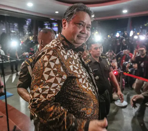 Menteri Koordinator (Menko) Perekonomian Airlangga Hartarto memenuhi panggilan Kejaksaan Agung untuk diperiksa sebagai saksi kasus mafia minyak goreng. Politikus Golkar itu diperiksa selama 12 jam.