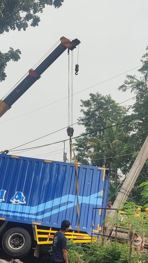 FOTO: Alat Berat Crane Evakuasi Truk Fuso yang Tabrak Tiang LAA KRL Commuter Line hingga Nyaris Roboh