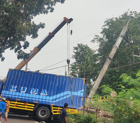 Truk barang yang terguling di Jalan Bintaro Permai IV, atau di depan SMA 86, Jakarta Selatan saat ini sedang dalam penanganan petugas setempat.<br /><br />Proses evakuasi berlangsung dengan menggunakan alat berat crane.